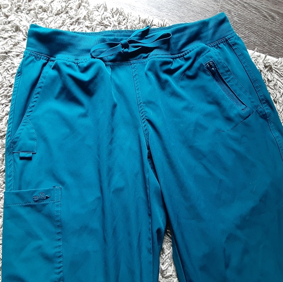 Ava Therese Scrub Set - Picture 4 of 8